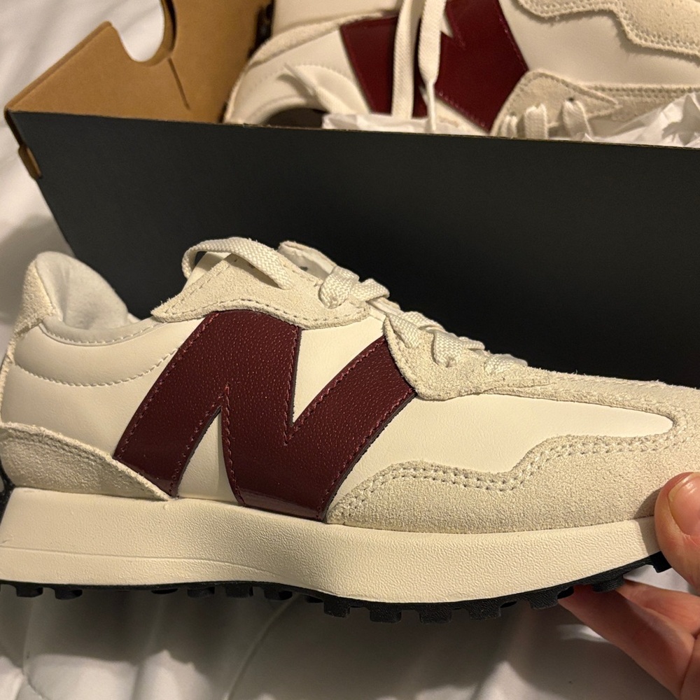 New Balance 327 women’s sneakers